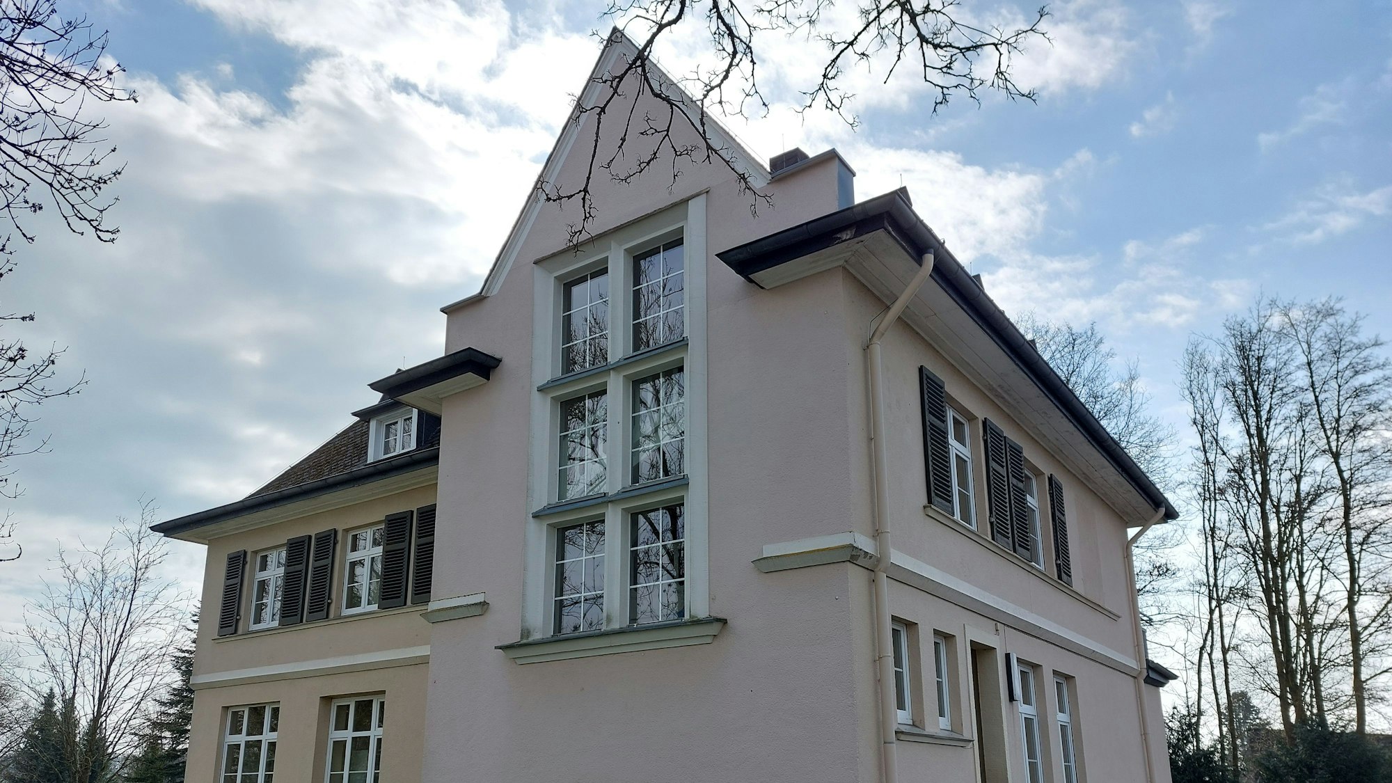 Ein großzügiges Wohnhaus im Stil der 20er Jahre des 20. Jahrhunderts.