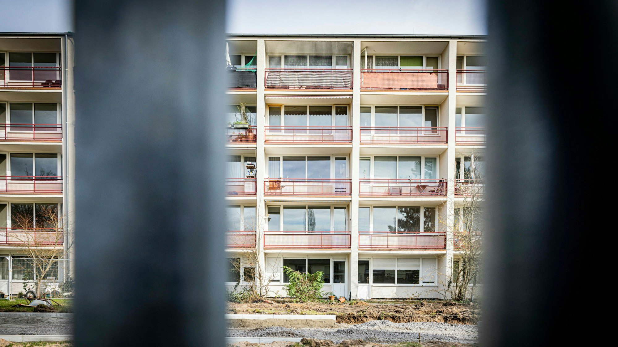 Das mehrgeschossige Wohnhaus sieht nicht belebt aus.