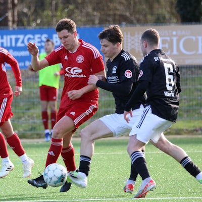 Zweikampf zweier Spieler von Zülpich und Nierfeld.