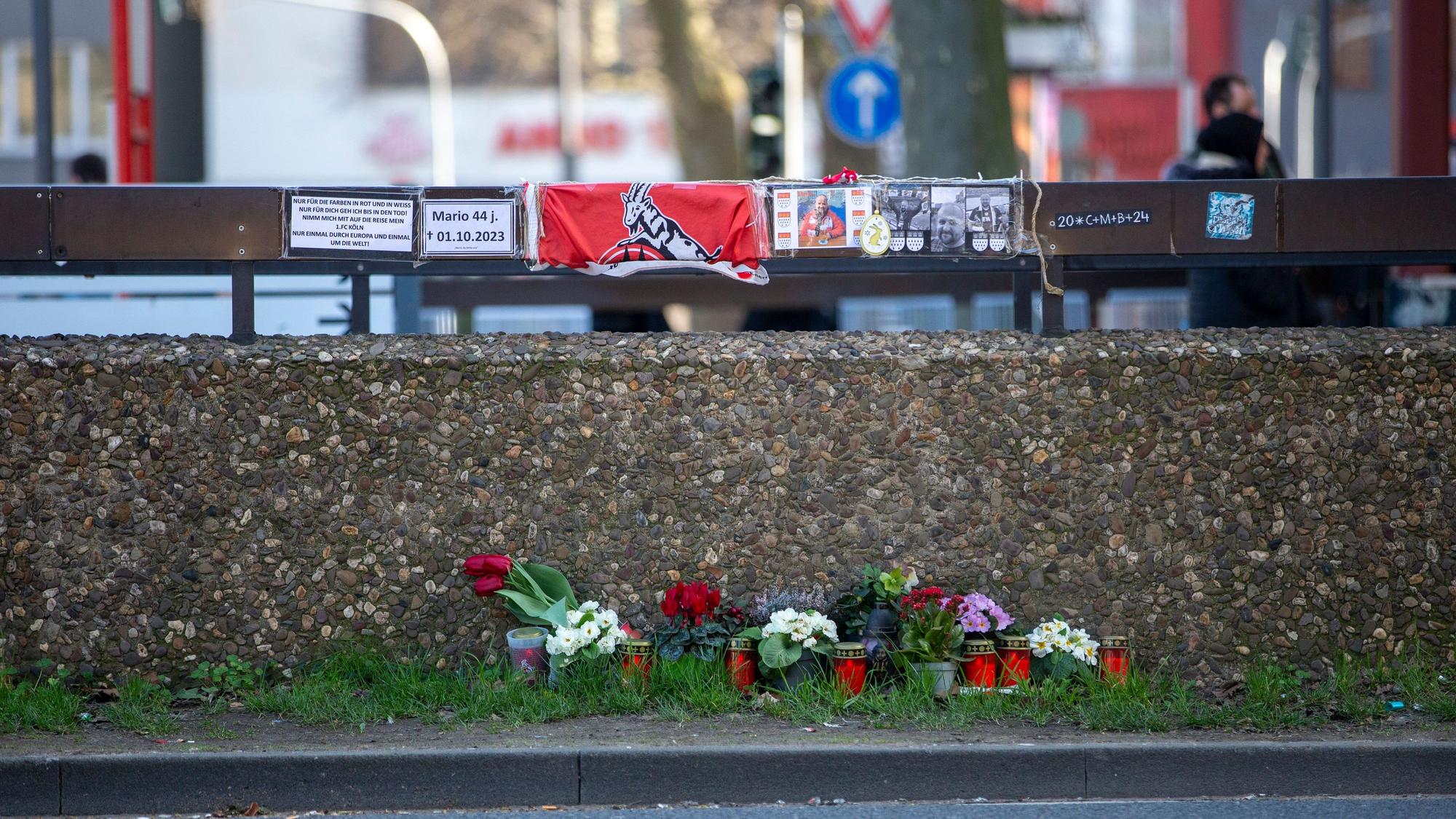 Gedenken: Am Unfallort am Heumarkt sind FC-Erinnerungsstücke niedergelegt. Der Getötete war ein großer Fan.