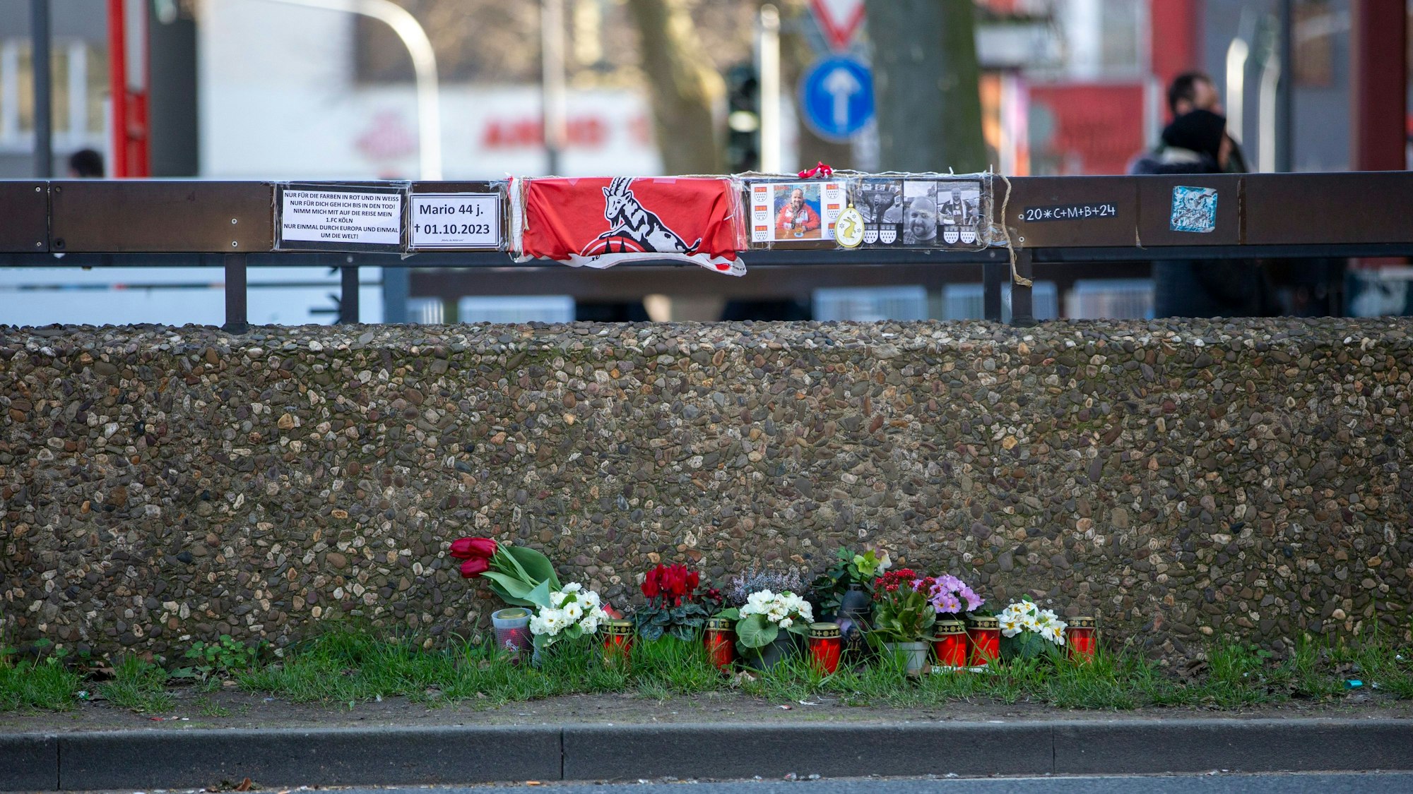 Gedenken: Am Unfallort am Heumarkt sind FC-Erinnerungsstücke niedergelegt. Der Getötete war ein großer Fan.