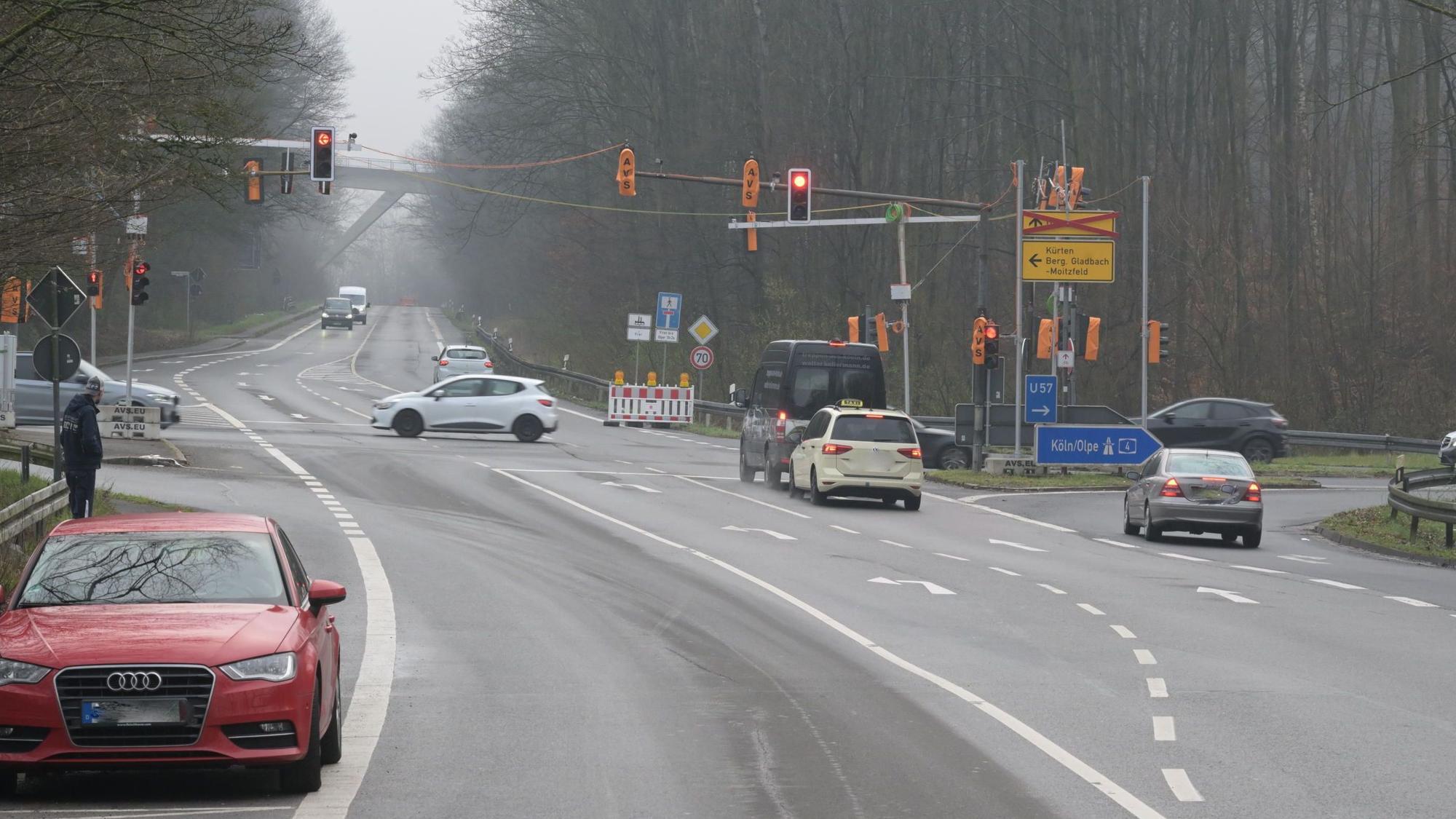 Autos stehen an der Baustellenampel an der Auffahrt zur A4 in Bensberg (früher: Moitzfeld).