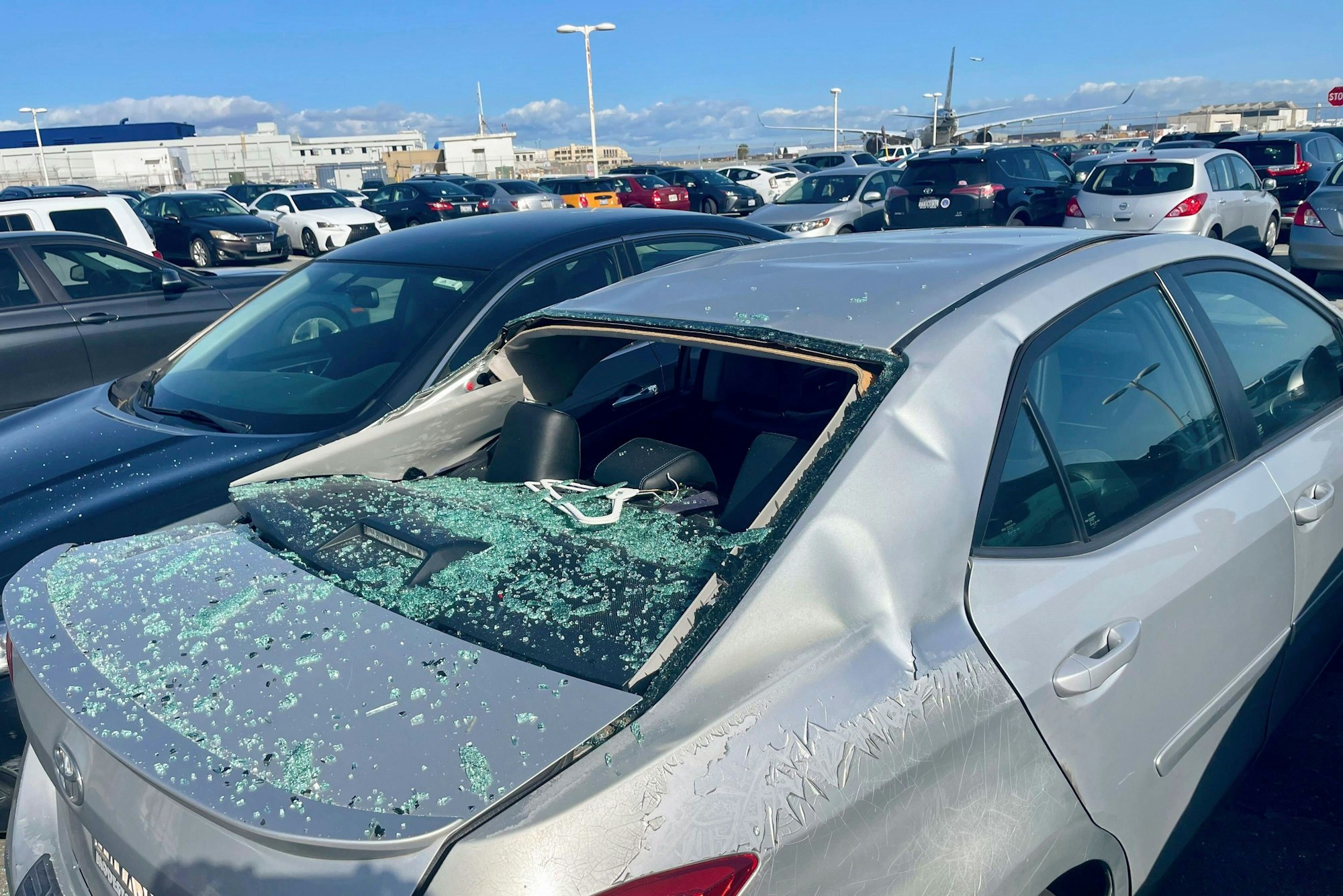 Mehrere Autos auf einem Parkplatz am San Francisco International Airport wurde durch den herabgefallenen Reifen stark beschädigt. Verletzt wurde aber niemand.