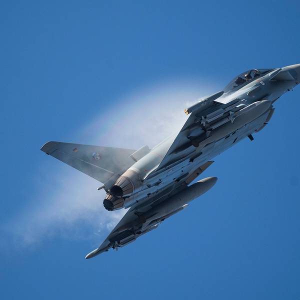 Ein Kampfflugzeug vom Typ Eurofighter Typhoon der Luftwaffe fliegt am Himmel durch eine Rauchwolke und steigt steil nach oben. (Archivbild)