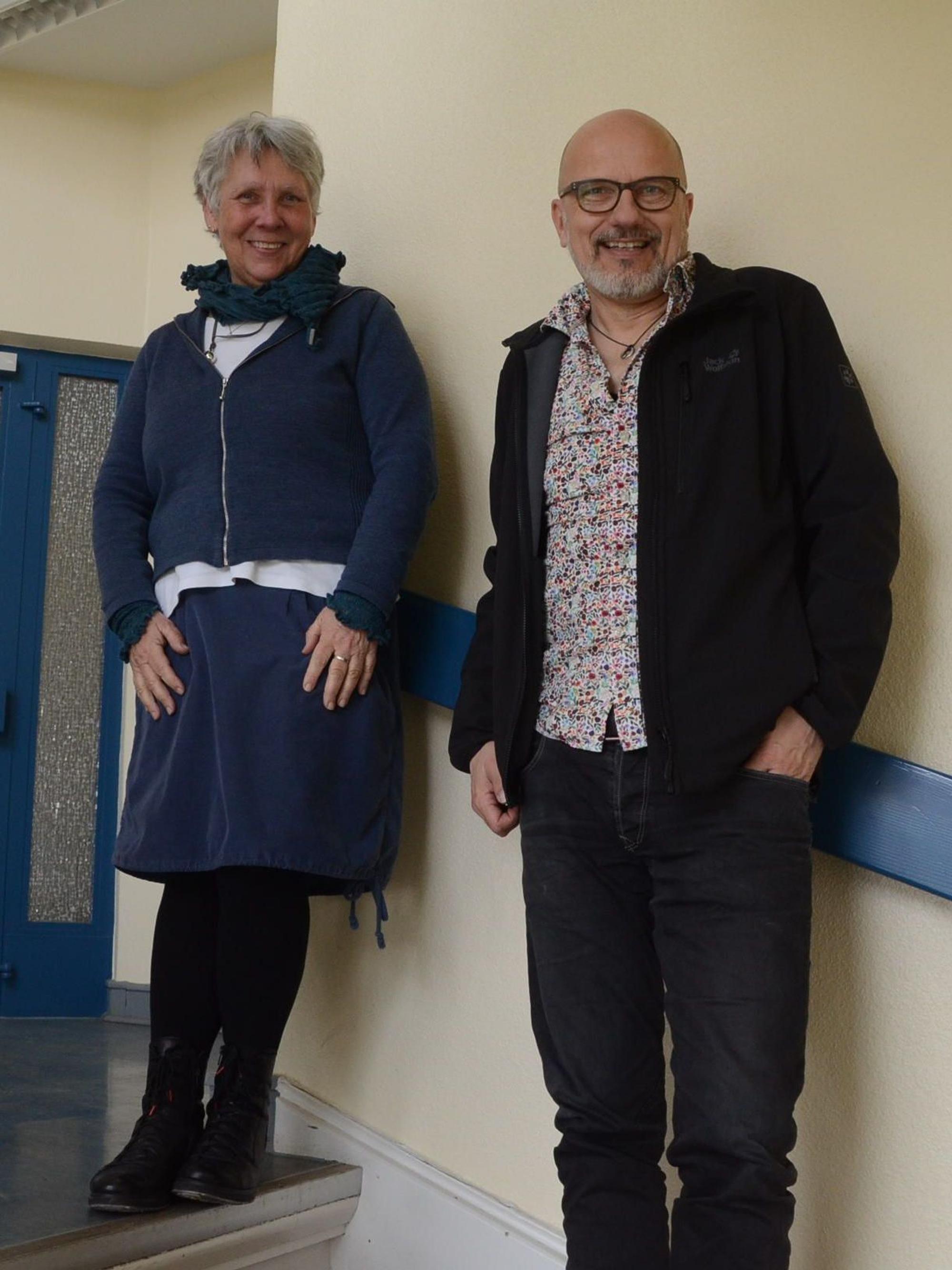 Ein Mann und eine Frau stehen in einem Treppenhaus.