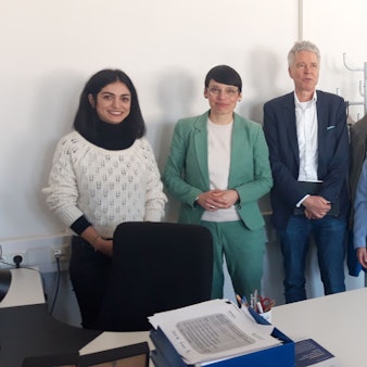 Behnaz Hatami mit NRW-Familienministerin Josefine Paul, Sozialdezernent Harald Rau, Agnes Wojtacki vom Kompetenzzentrum Frau & Beruf Region Köln und Zilken-Geschäftsführer Stefan Peck (v.l.).
