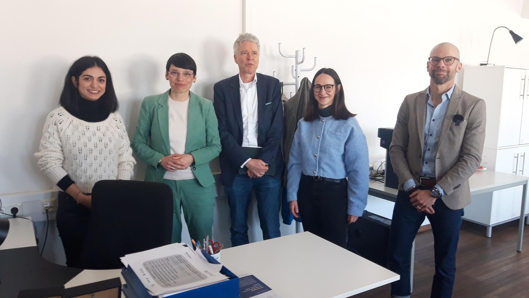 Behnaz Hatami mit NRW-Familienministerin Josefine Paul, Sozialdezernent Harald Rau, Agnes Wojtacki vom Kompetenzzentrum Frau & Beruf Region Köln und Zilken-Geschäftsführer Stefan Peck (v.l.).