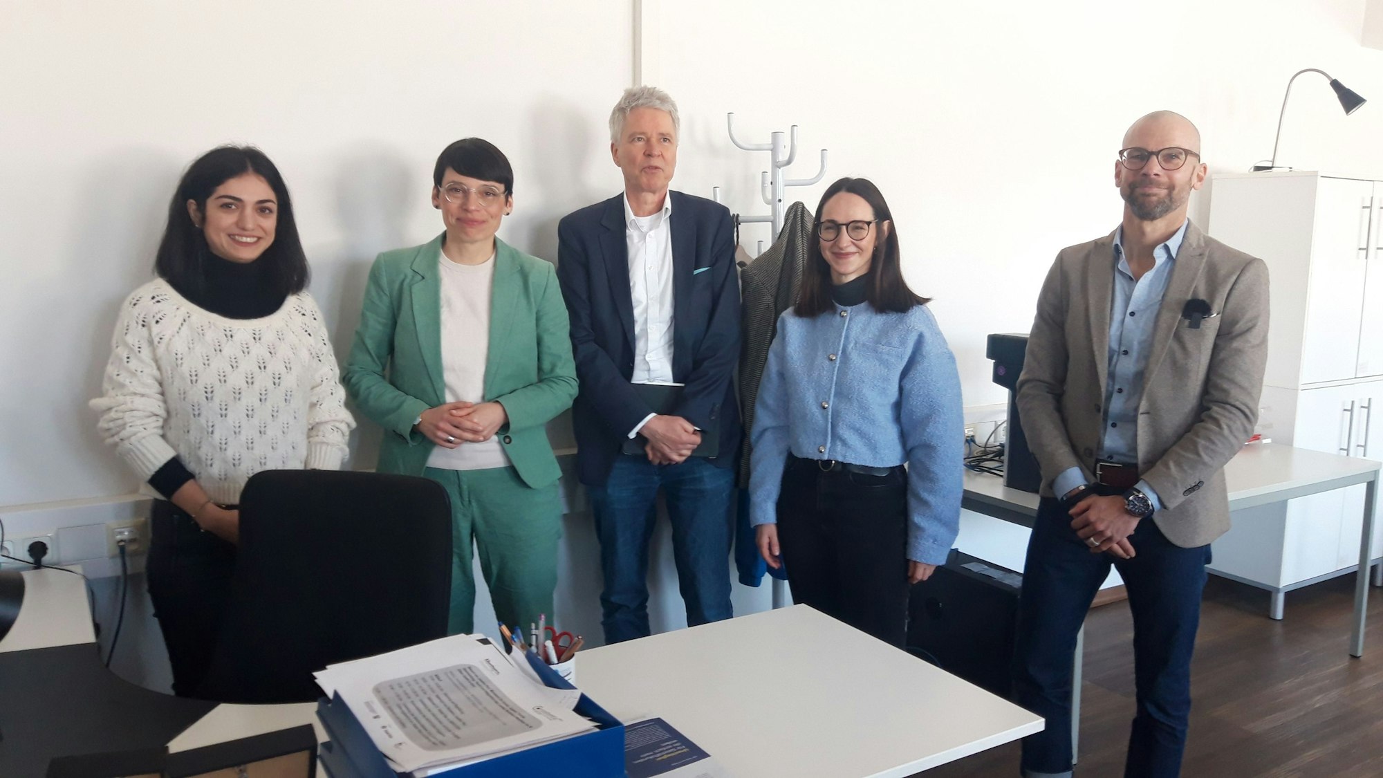 Behnaz Hatami mit NRW-Familienministerin Josefine Paul, Sozialdezernent Harald Rau, Agnes Wojtacki vom Kompetenzzentrum Frau & Beruf Region Köln und Zilken-Geschäftsführer Stefan Peck (v.l.).
