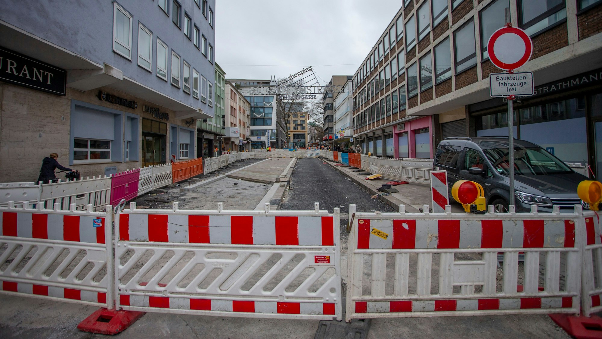 Absperrbaken hindern Fußgänger daran, den Baustellenbereich auf der Gürzenichstraße zu betreten.