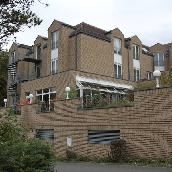 Ein beige verklinkertes Hotelgebäude