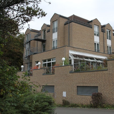 Ein beige verklinkertes Hotelgebäude