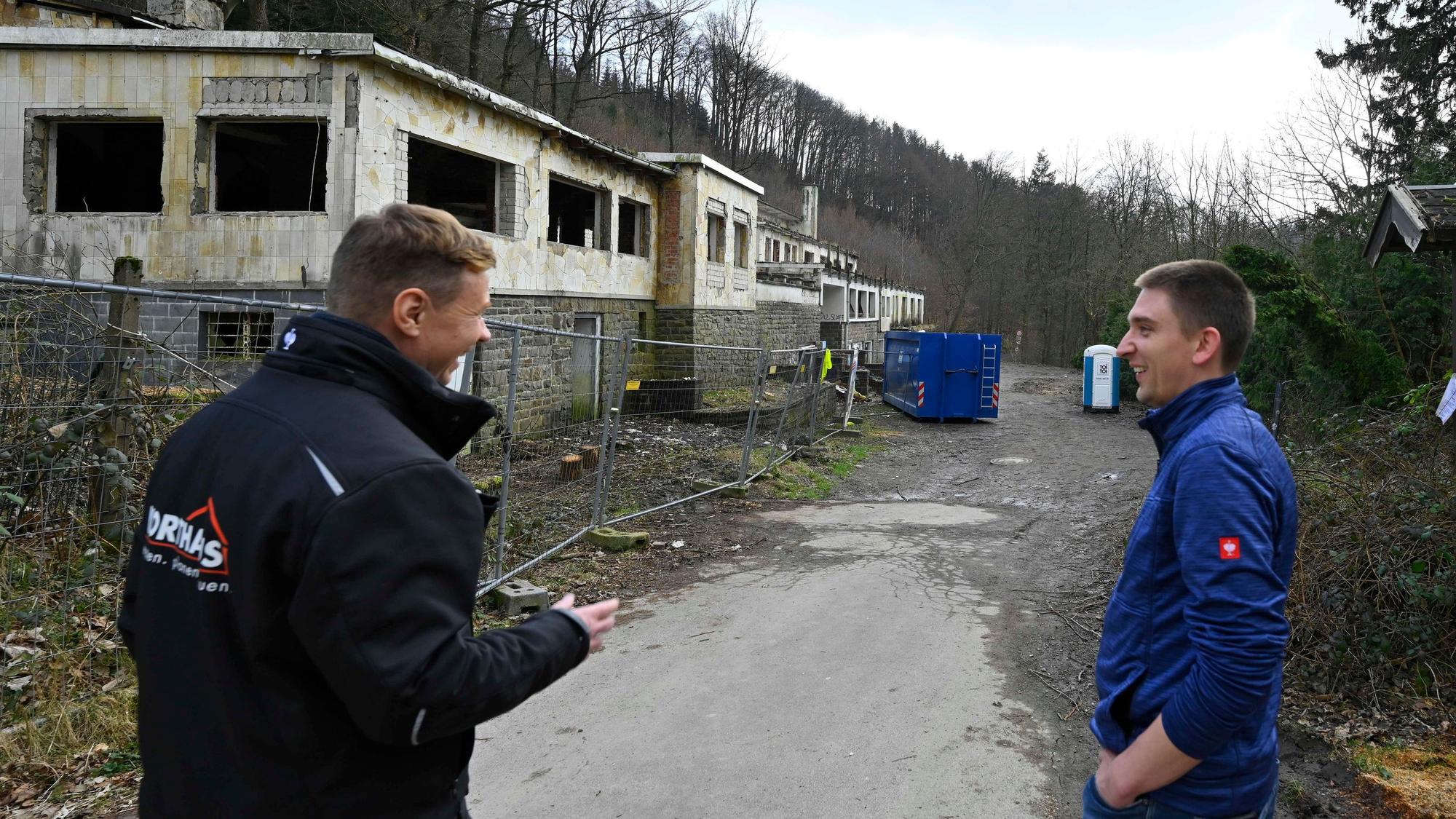 Zwei Männer bei einer Begehung auf einer Baustelle an der Aggertalsperre.