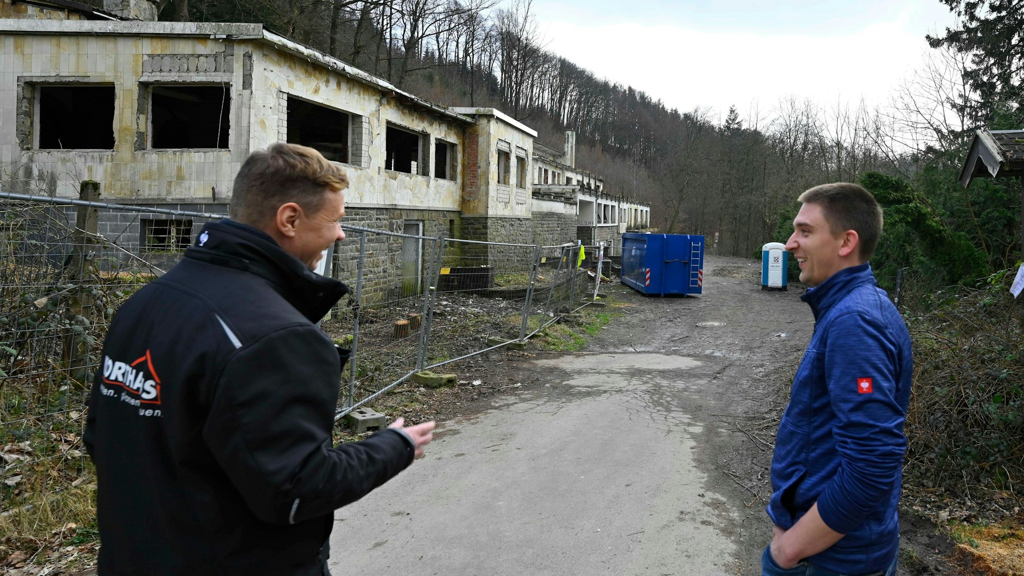 Zwei Männer bei einer Begehung auf einer Baustelle an der Aggertalsperre.