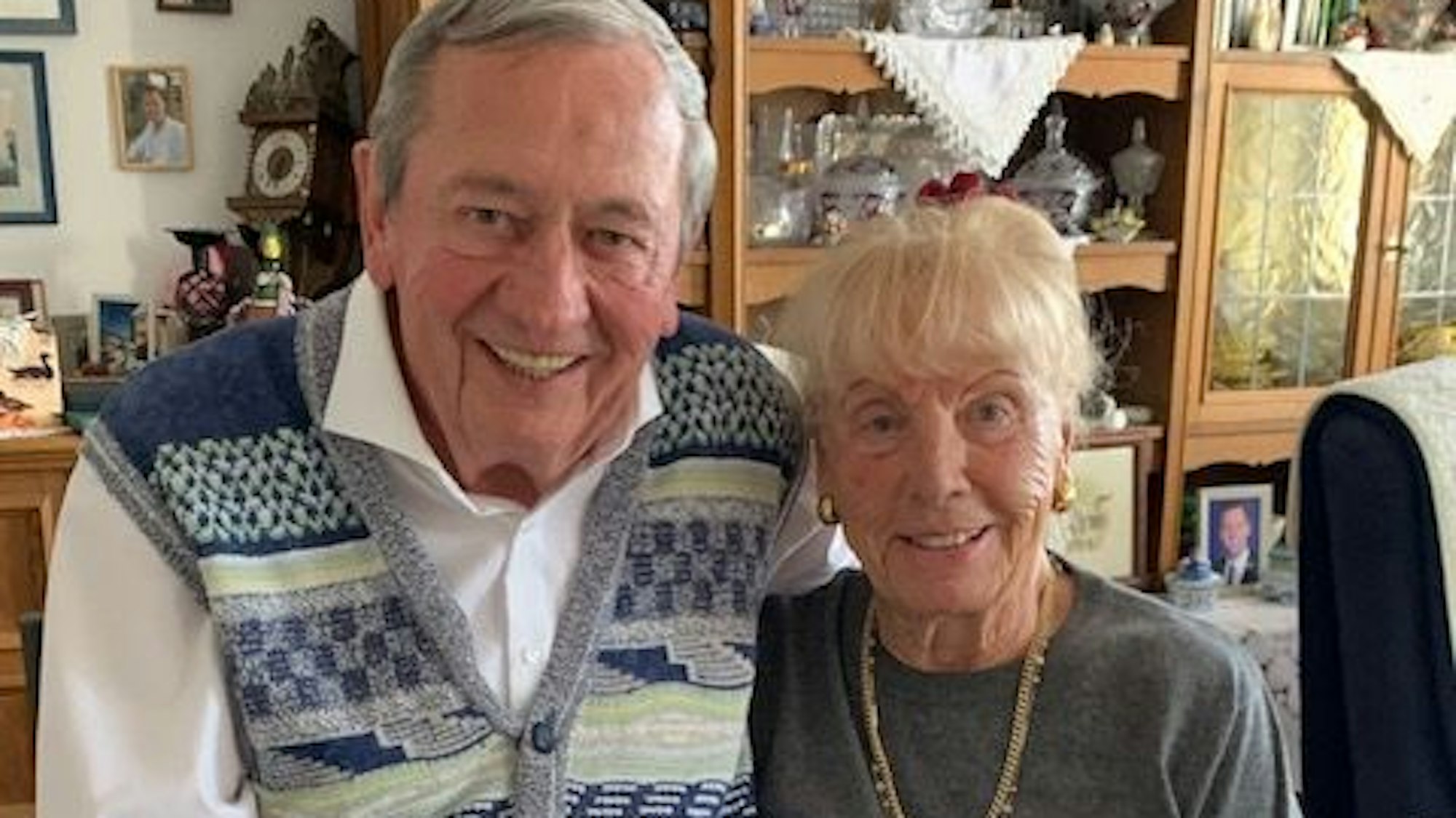 Ein Ehepaar sitzt eng nebeneinander.