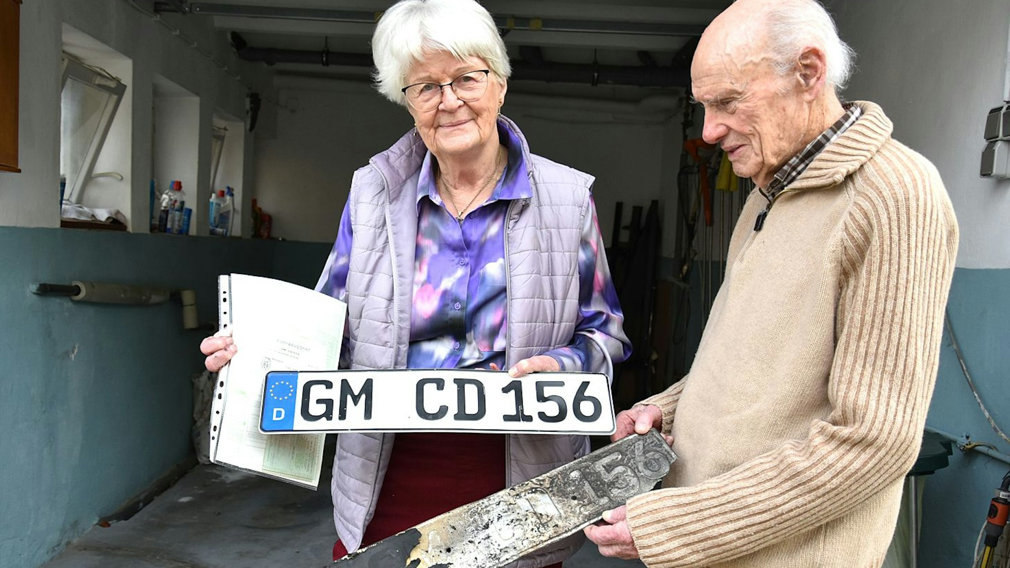 Christa und Diego Sologuren mit den Kennzeichen ihres Autos.