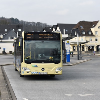 Ein Bus steh im Wiehler Busbahnhof.