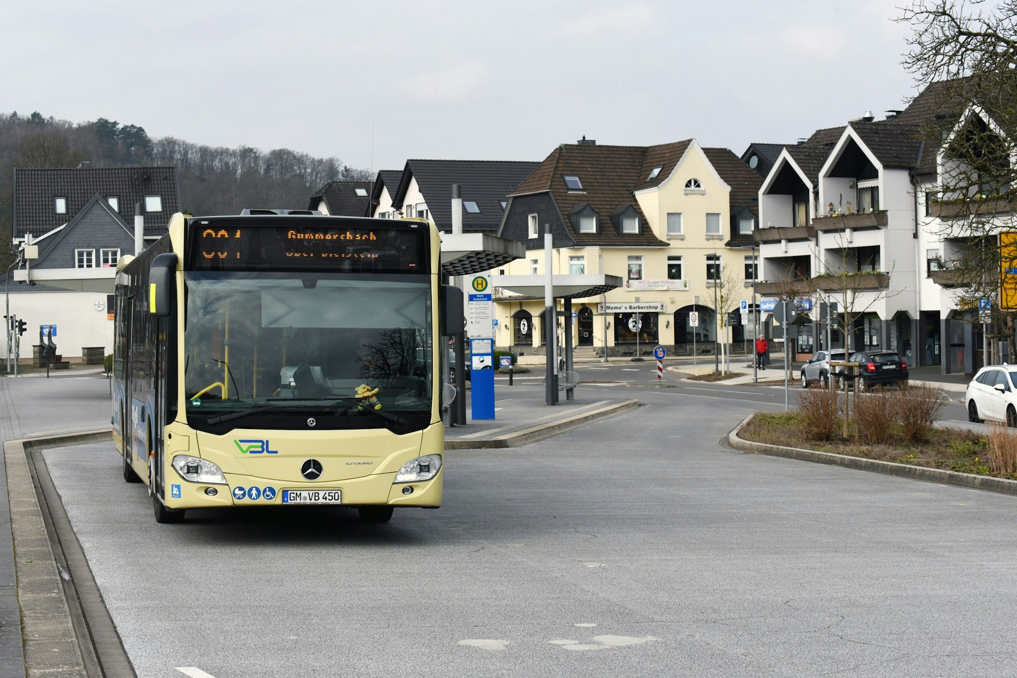 Ein Bus steh im Wiehler Busbahnhof.