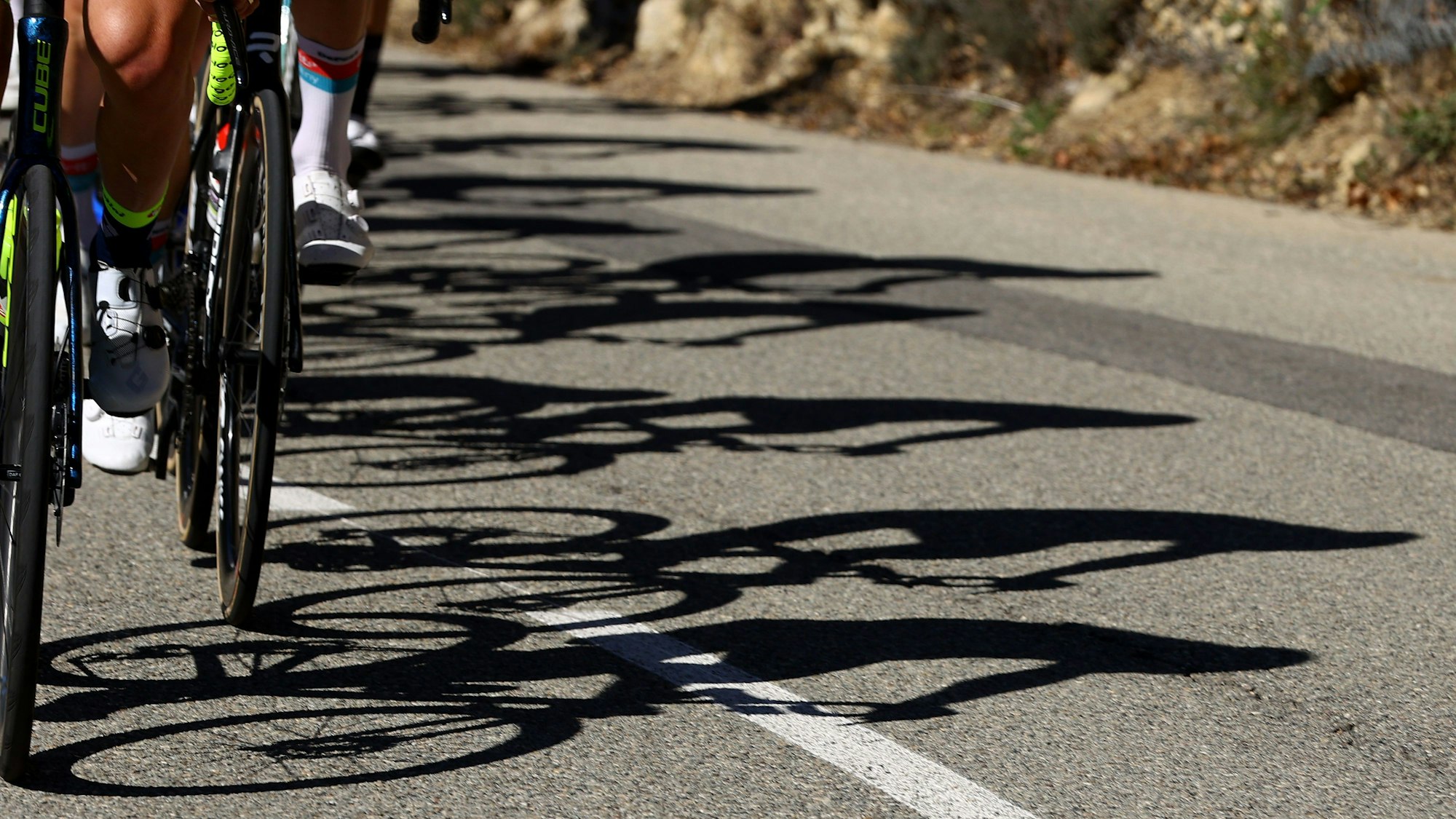 Die Schatten des Fahrerfeldes.