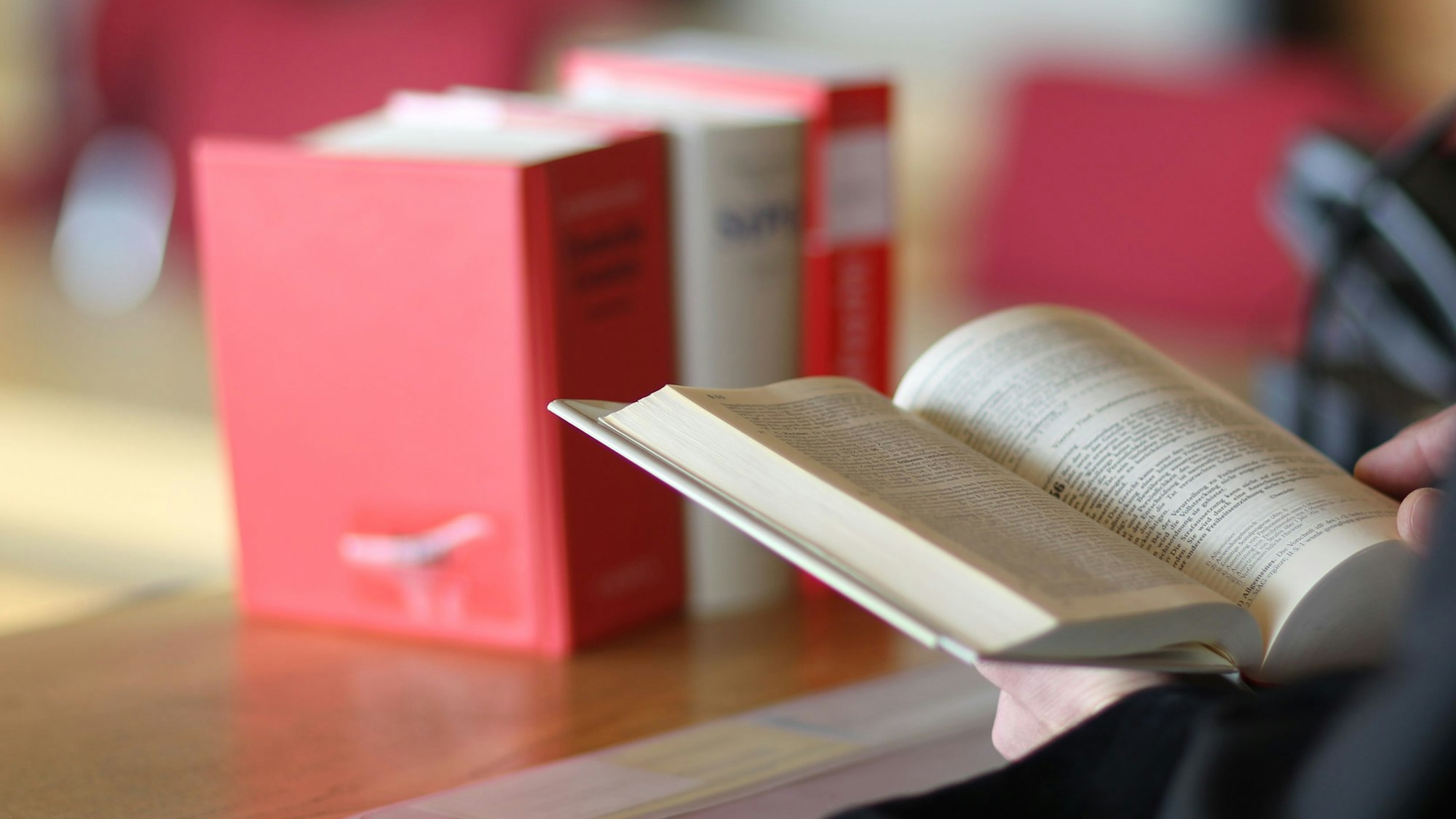 Gesetzestextsammlungen auf einem Richtertisch.