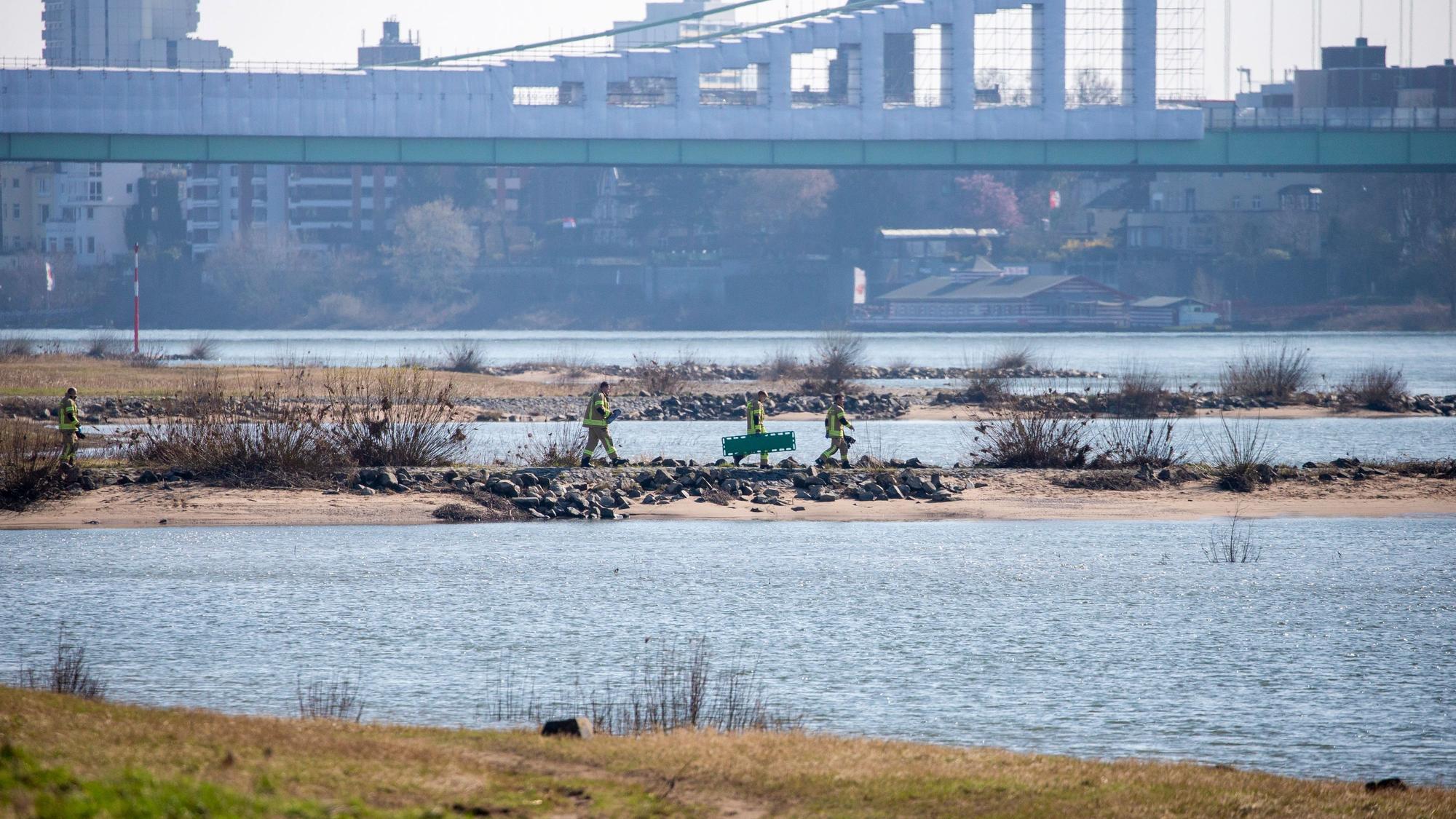 Bergung einer Wasserleiche aus dem Rhein an den Poller Wiesen
