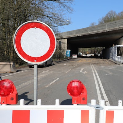 Ein Durchfahrt-verboten-Schild steht vor der Autobahnunterführung der A4 in Overath-Untereschbach.