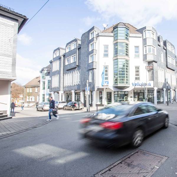 Ein Auto fährt über eine Straße.