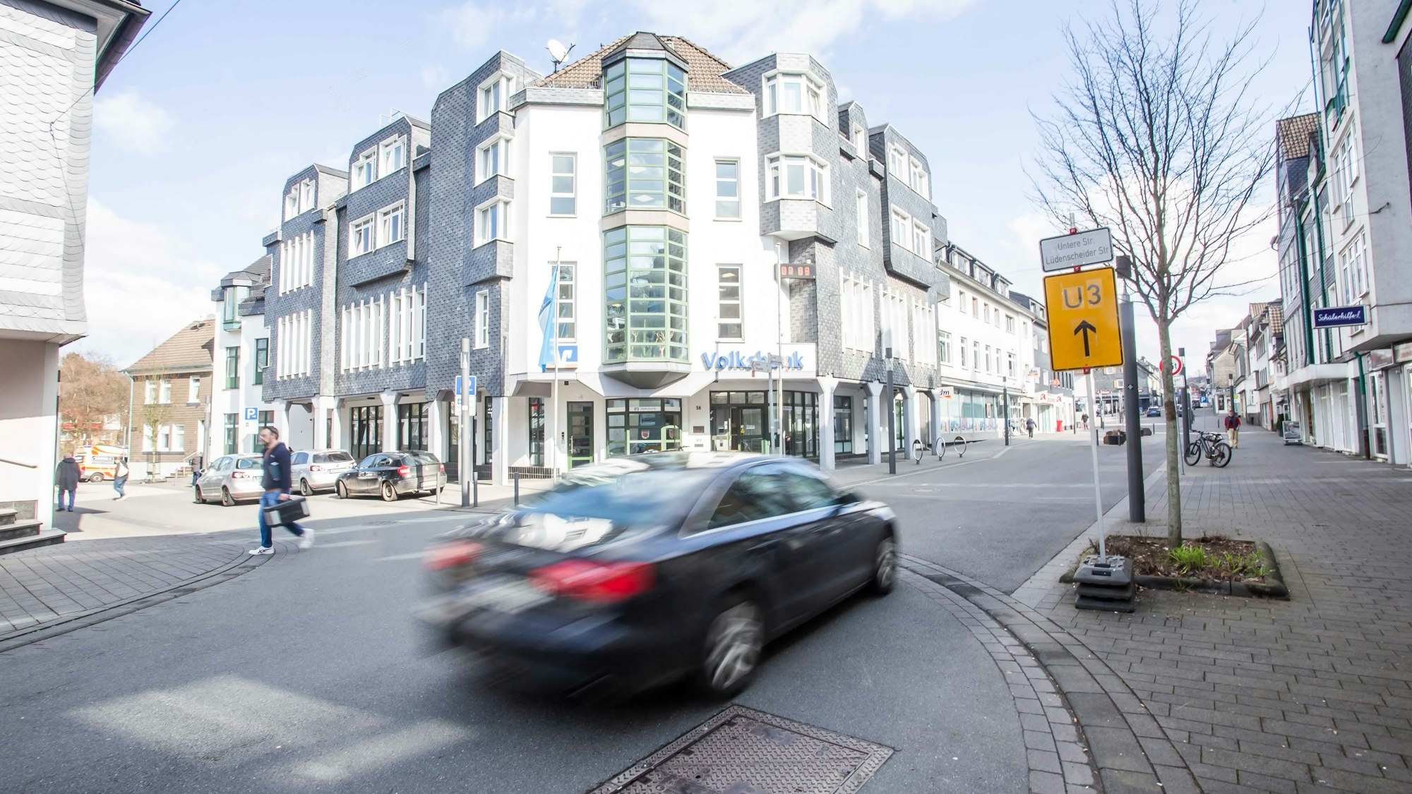 Ein Auto fährt über eine Straße.