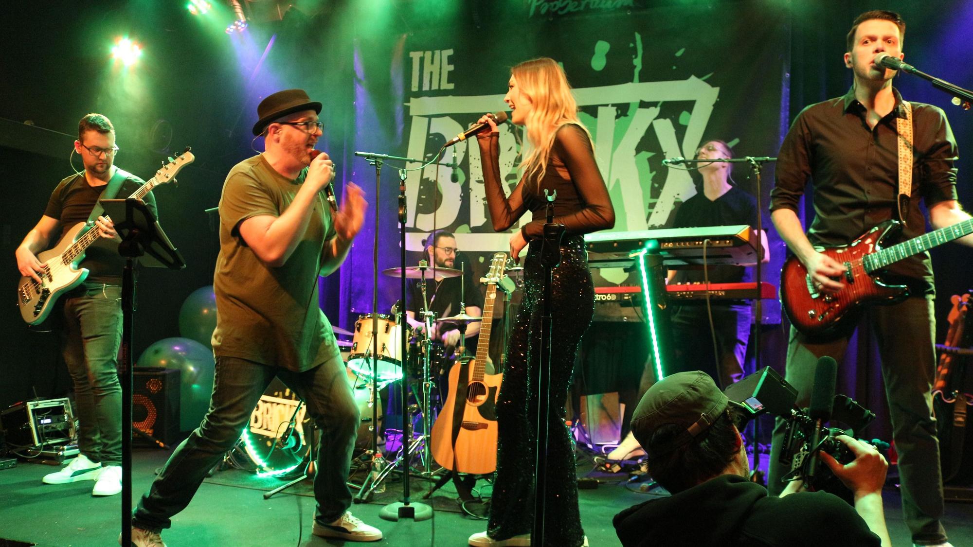Die Band in Aktion auf der Bühne.
