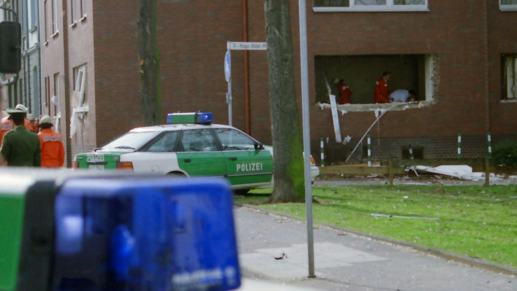 Das Bild zeigt den Tatort einige Zeit nach dem Amoklauf von Euskirchen. Zu sehen sind auch zwei Streifenwagen.