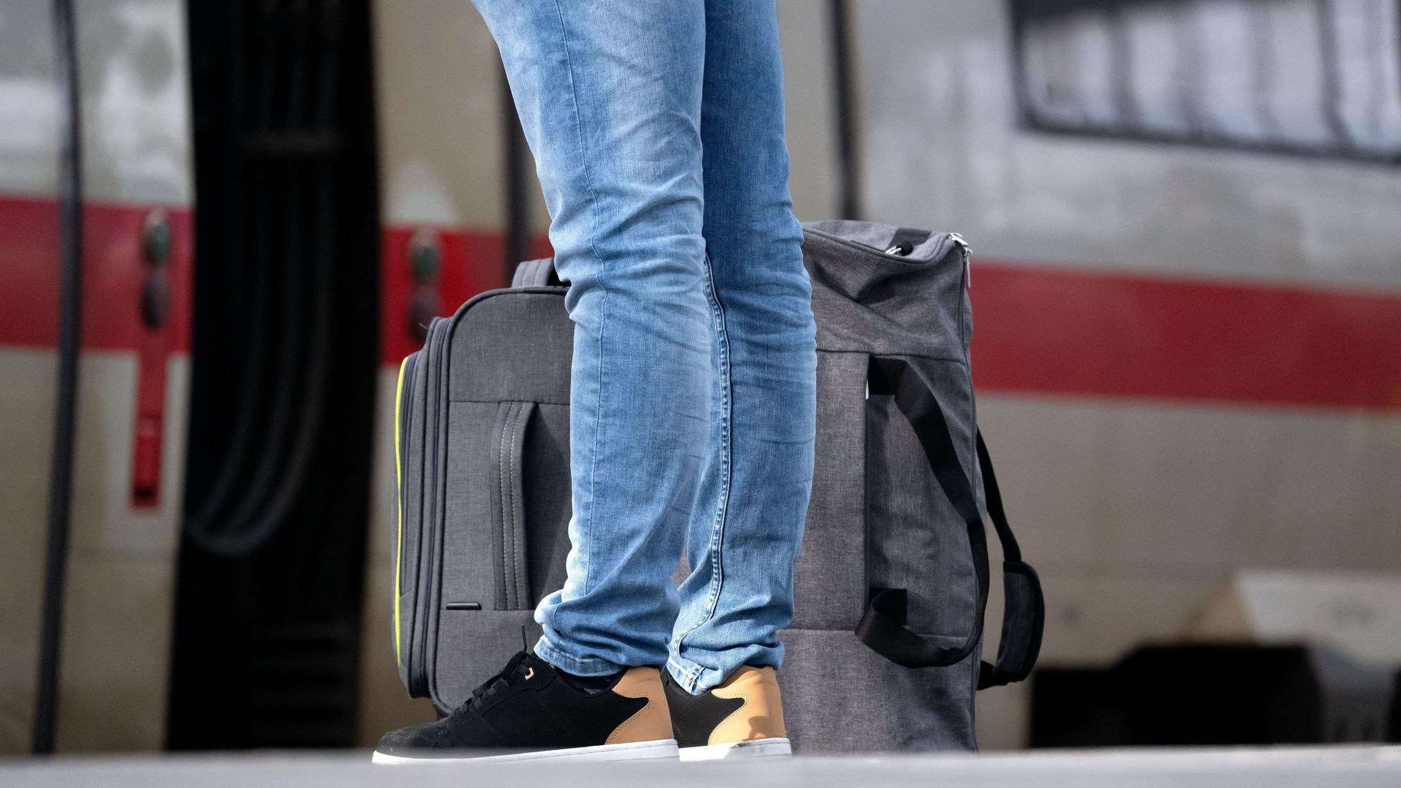 Ein Mann wartet auf einem Bahnsteig am Hauptbahnhof.