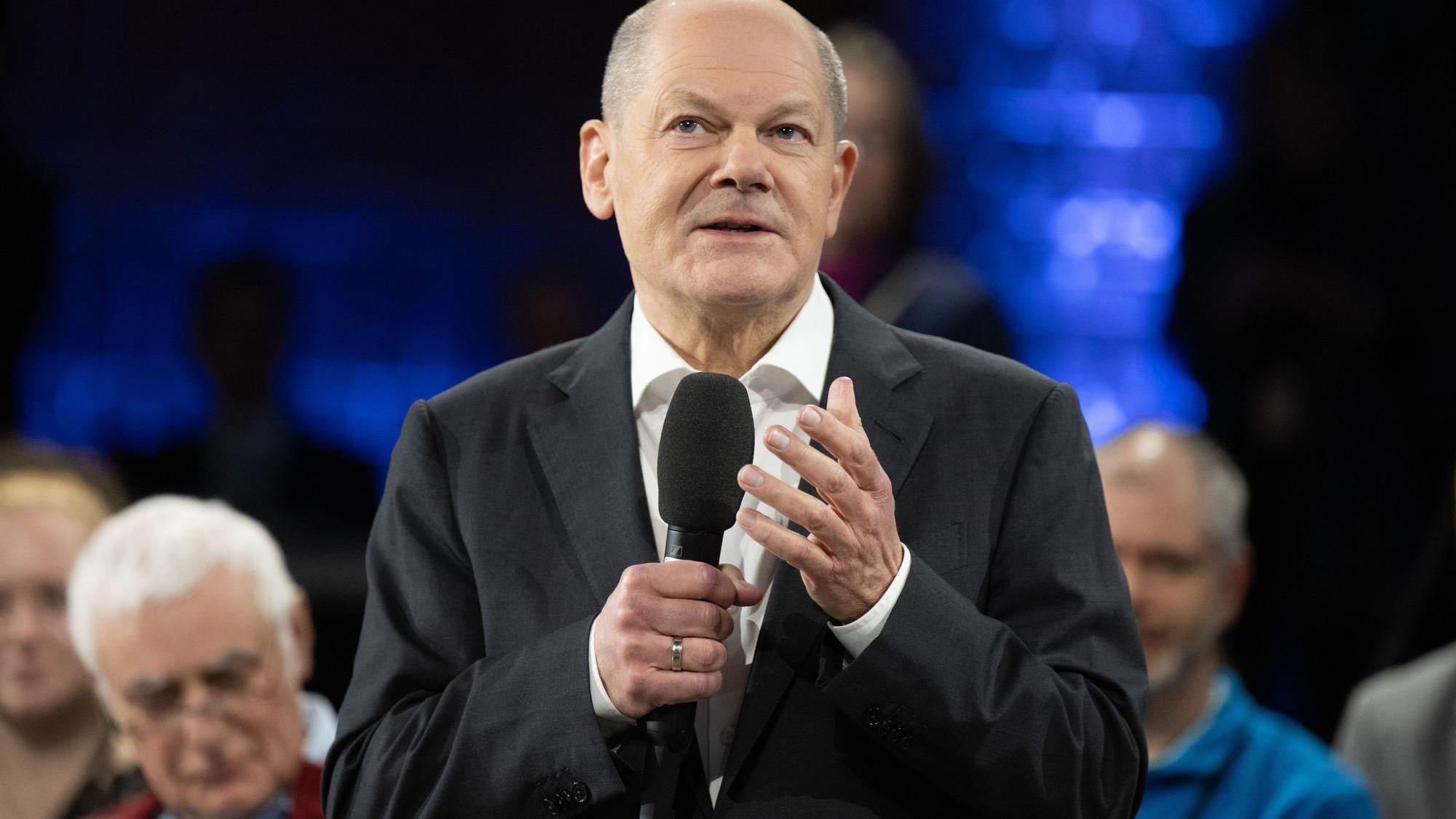 Bundeskanzler Olaf Scholz (SPD) spricht während des Bürgerdialogs ·Kanzlergespräch· im Kraftwerk Mitte. Gut ein halbes Jahr vor der sächsischen Landtagswahl besucht Scholz (SPD) die Landeshauptstadt.