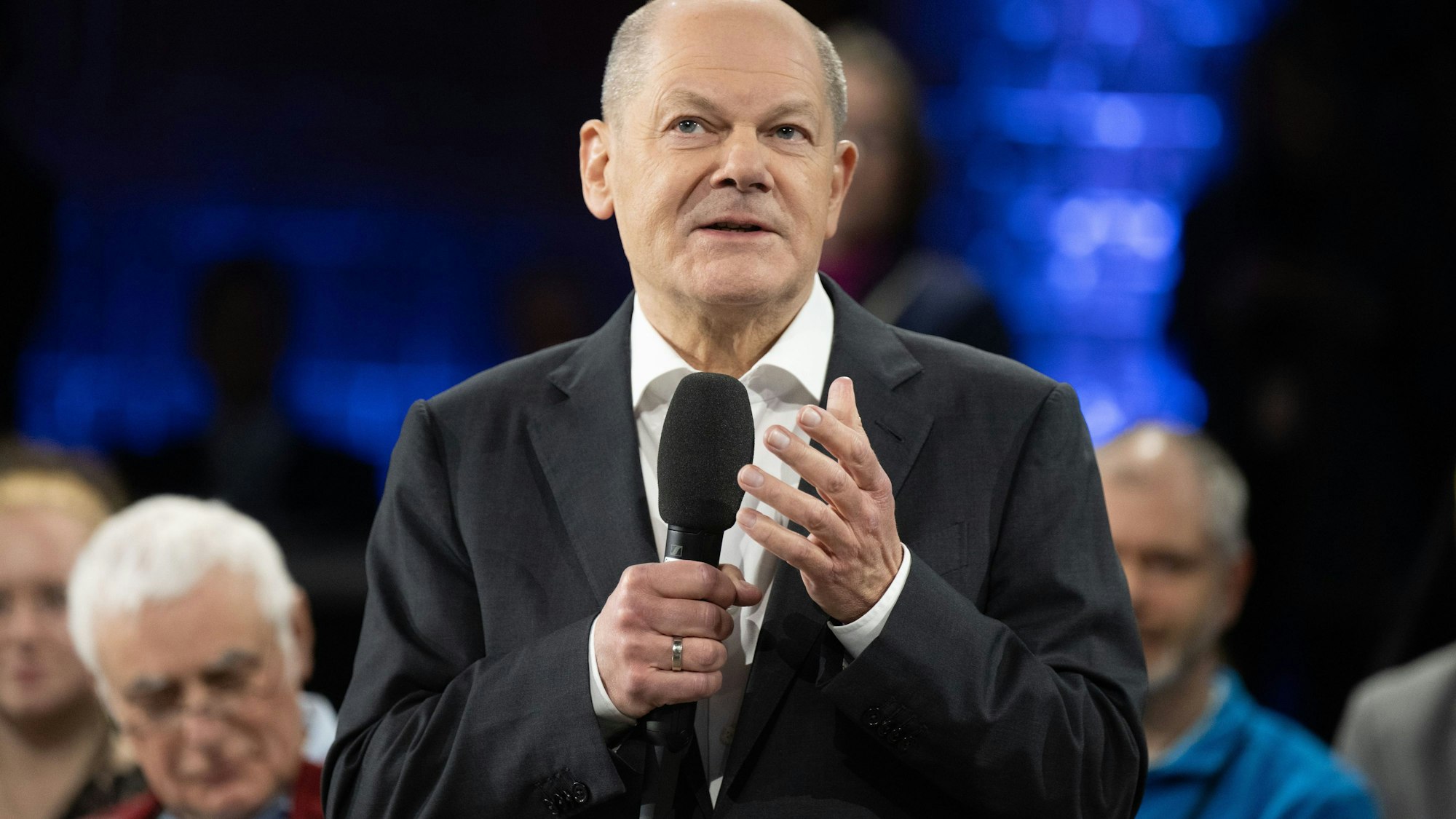 Bundeskanzler Olaf Scholz (SPD) spricht während des Bürgerdialogs ·Kanzlergespräch· im Kraftwerk Mitte. Gut ein halbes Jahr vor der sächsischen Landtagswahl besucht Scholz (SPD) die Landeshauptstadt.