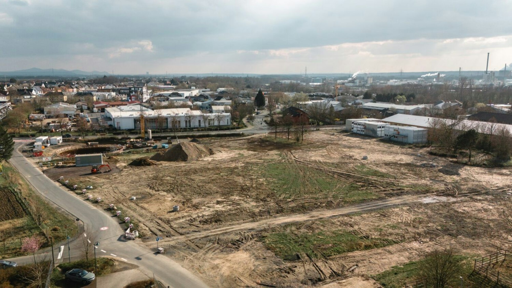 Ein Luftbild zeigt das freigeräumte, mehr als zwei Hektar große Grundstück an der Berliner Straße in Niederkassel-Lülsdorf, auf dem bis zum dritten Quartal 2026 der Erweiterungsbau für das Schulzentrum Nord entstehen soll.