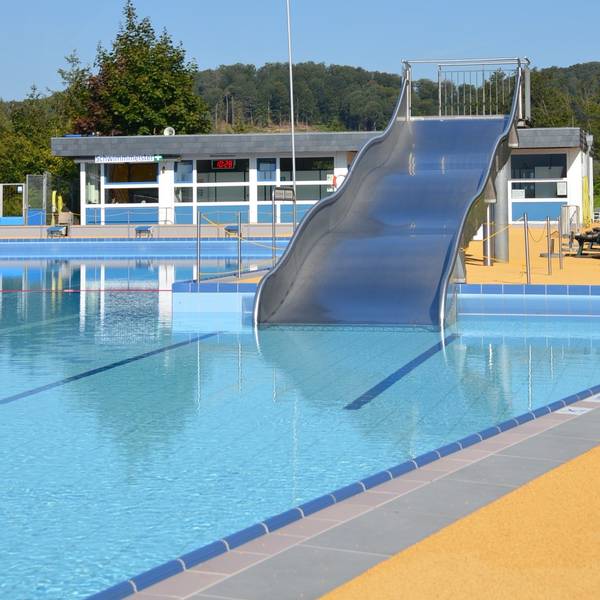 Das Panoramabad in Engelskirchen ist immer wieder in Reiseführern zu finden, jetzt auch in einem Buch zu entspannten Auszeiten im Bergischen Land. Unser Foto zeigt die Rutsche in dem Freibad.