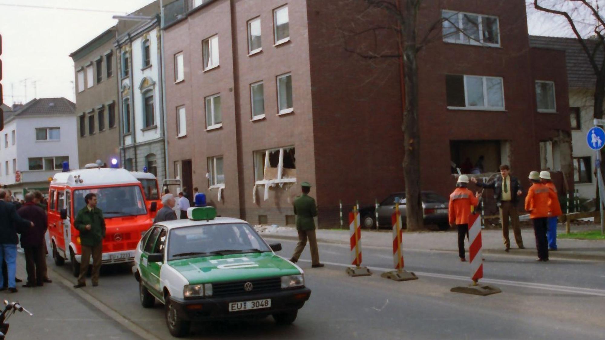 Das Bild zeigt den Tatort an der Oststraße von Euskirchen. Zu sehen sind ein Rettungswagen, ein Polizeiauto und zahlreiche Rettungskräfte.
