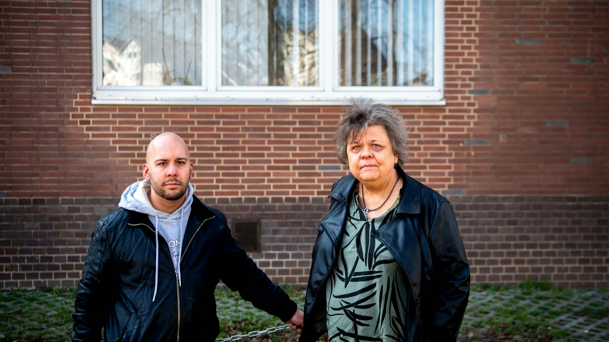 Tobias und Ursula Giels stehen vor dem Gebäude, das am 9. März 1994 zum Tatort eines Amoklaufs wurde.