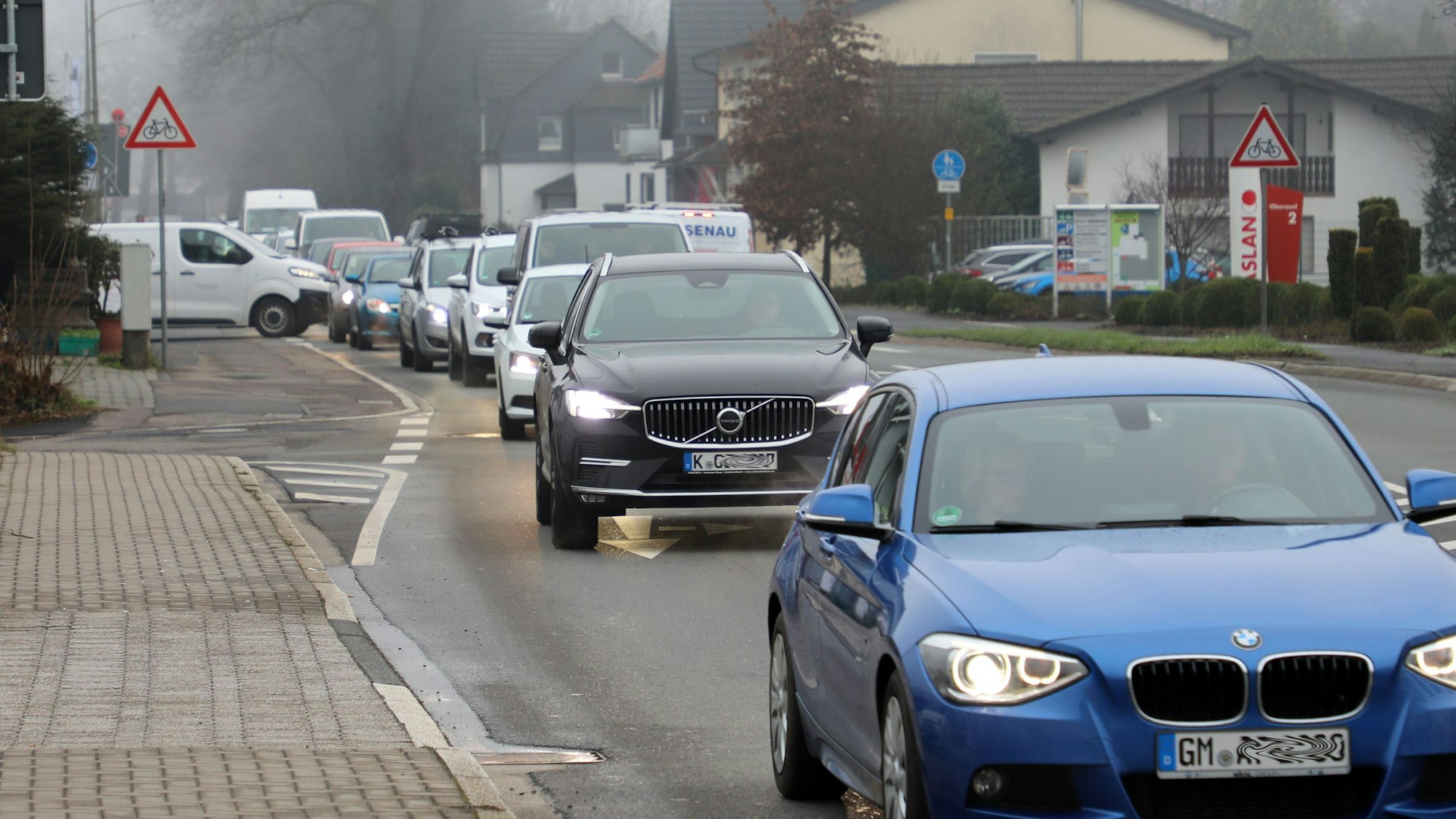 Autos stauen sich vor der Autobahnauffahrt Untereschbach in Richtung Immekeppel zurück.