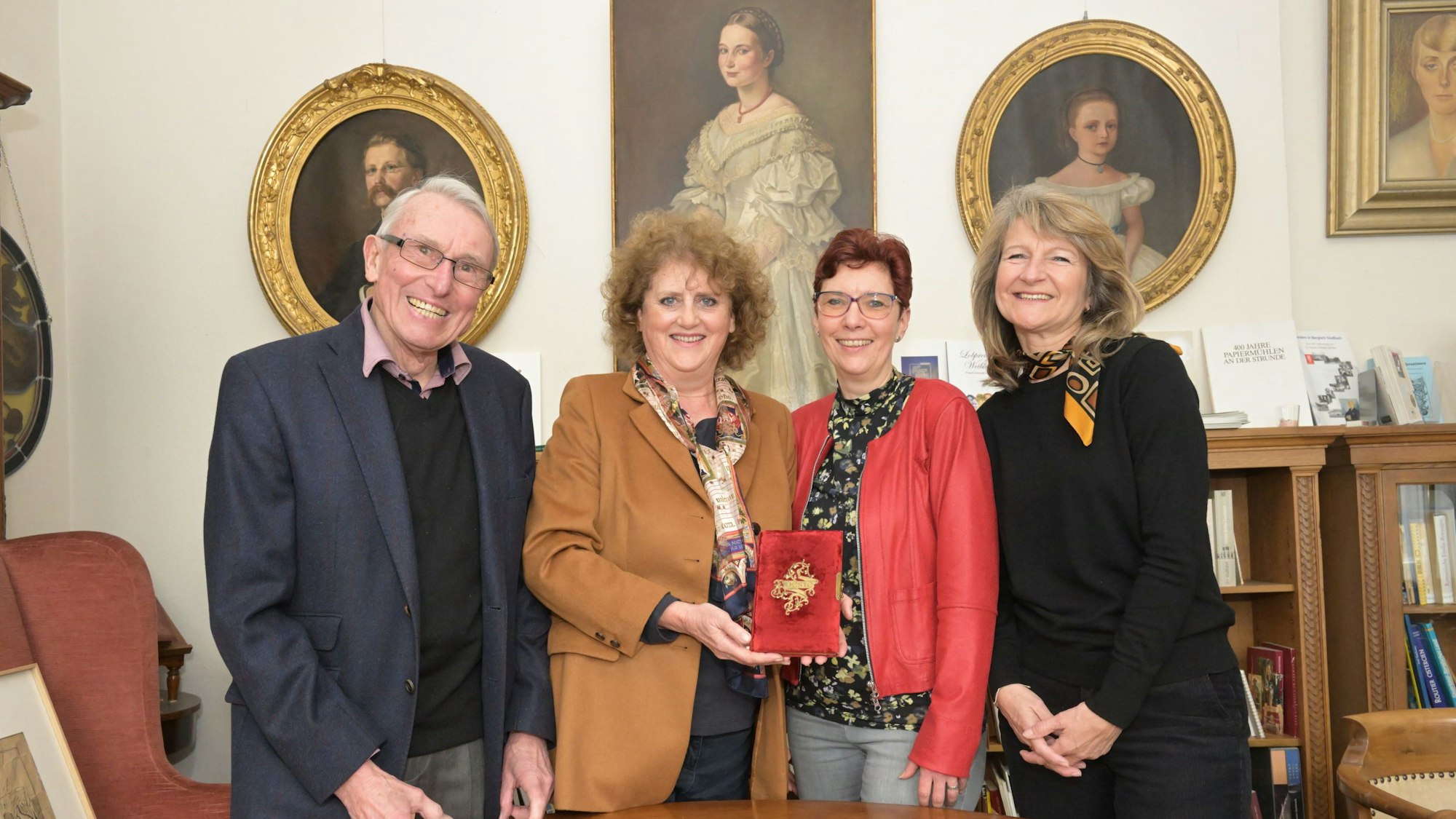 Jürgen Drissler, Magdalene Christ, Petra Bohlig und Catrin Riquier mit dem neuen Buch über Maria Zanders.