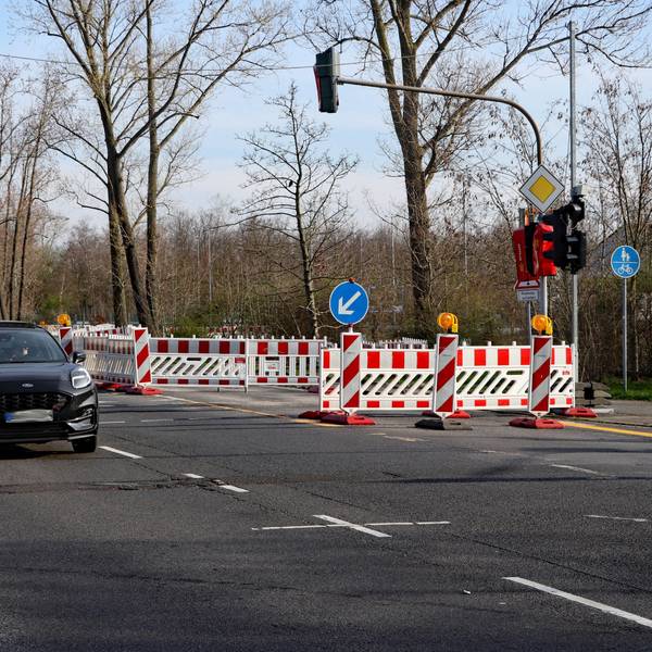 Auf dem Bild ist eine Baustelle zu sehen.