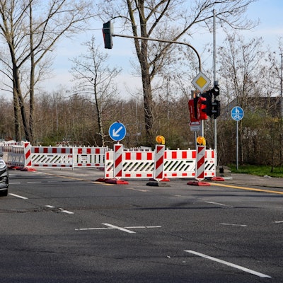 Auf dem Bild ist eine Baustelle zu sehen.