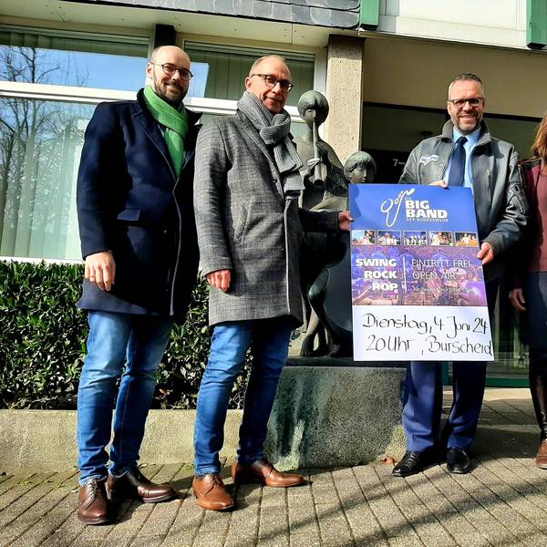 Am Dienstag, 4. Juni 2024, spielt die Big Band der Bundeswehr gemeinsam mit dem Orchesterverein Hilgen (OVH) in Burscheid. Zur Pressekonferenz versammelten sich nun vorm Rathaus (v.l.) Richard Kretzer (Vorstand OVH), Martin Mudlaff (Vorstandsvorsitzender OVH), Stabshauptmann Johannes M. Langendorf (Big Band der Bundeswehr) und Charlotte Schauerte (Pressesprecherin OVH).