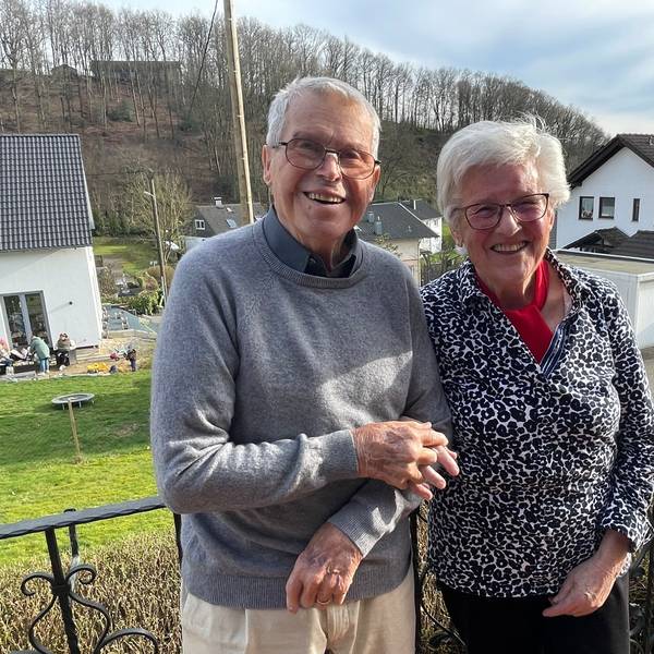 Seit 65 Jahren gehen Christel und Werner Stölting aus Engelskirchen-Schnellenbach gemeinsam durchs Leben. Am heutigen Sonntag feiern sie ihren besonderen Hochzeitstag. Unser Foto zeigt das Jubelpaar an seinem Haus.