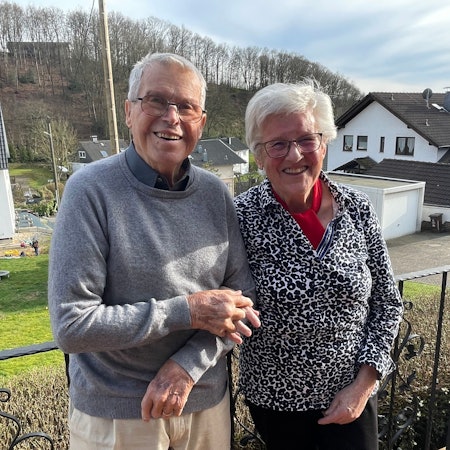 Seit 65 Jahren gehen Christel und Werner Stölting aus Engelskirchen-Schnellenbach gemeinsam durchs Leben. Am heutigen Sonntag feiern sie ihren besonderen Hochzeitstag. Unser Foto zeigt das Jubelpaar an seinem Haus.