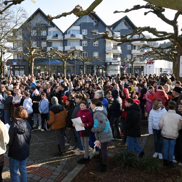 Viele Menschen stehen auf dem Edmund-Schiefeling-Platz in Engelskirchen.