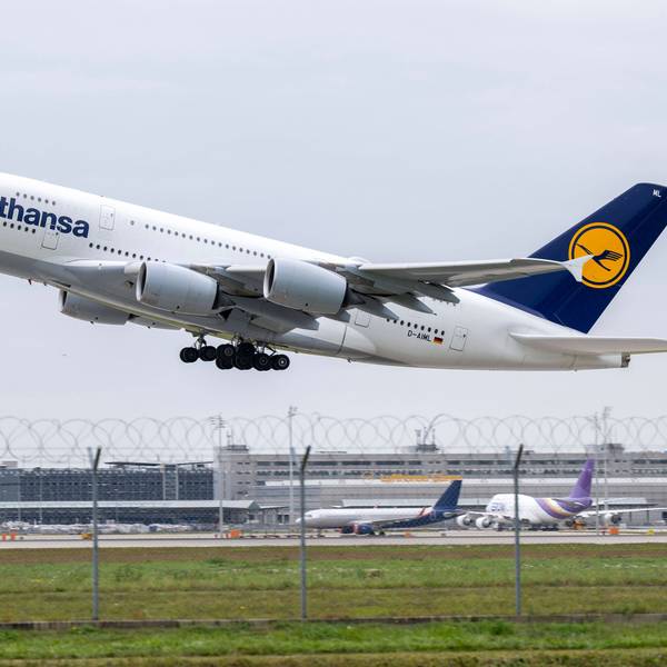 Ein Airbus A380 der Lufthansa kurz nach dem Start am Flughafen München. Ein Pilot der deutschen Fluggesellschaft hat mit einem kontroversen Flugmanöver eine Debatte ausgelöst. (Symbolbild)