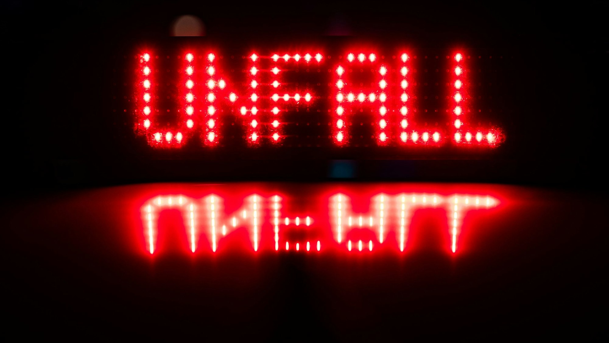 „Unfall“ ist auf dem Dach eines Polizeiautos zu lesen.