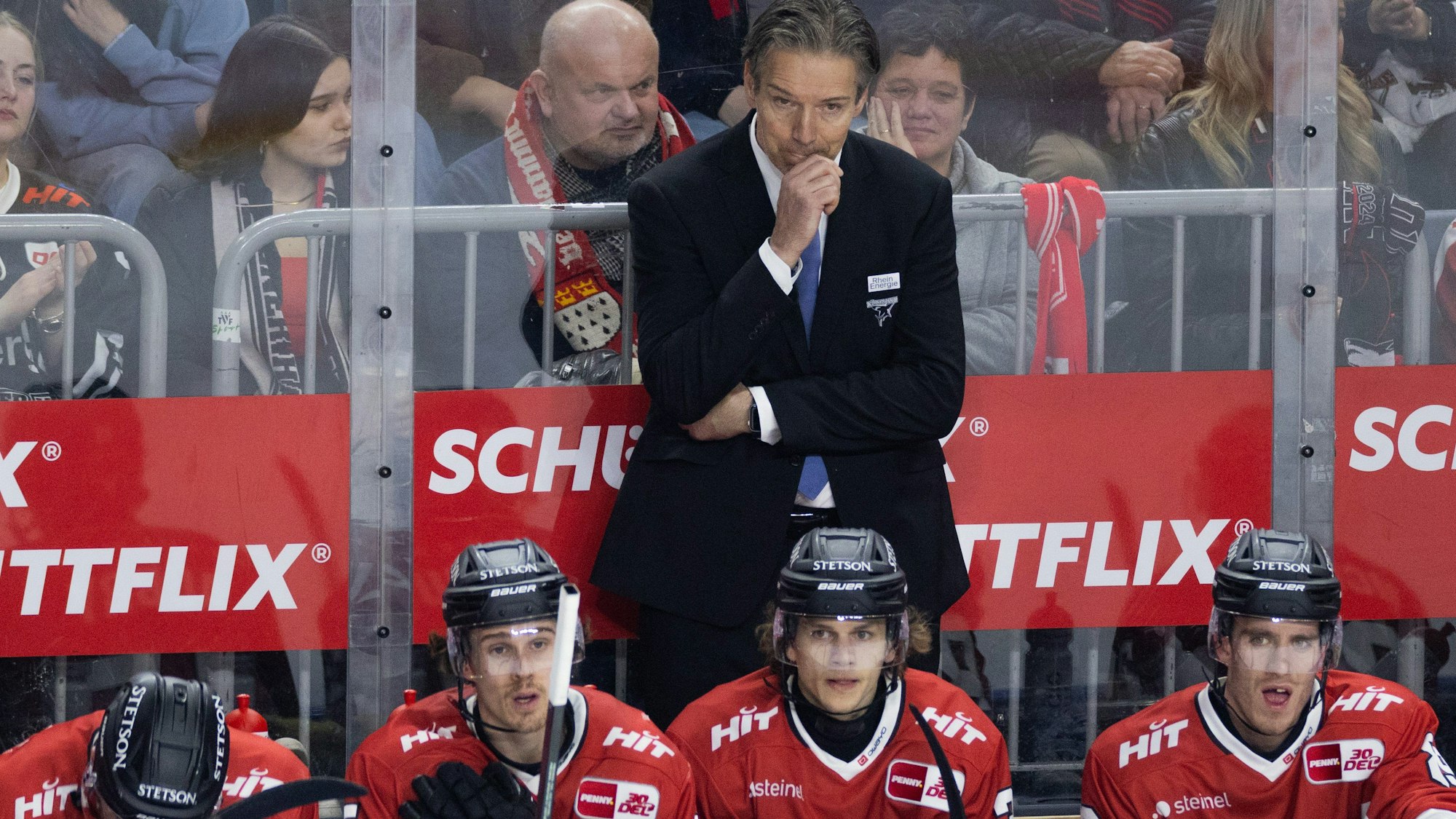 Kölns Trainer Uwe Krupp fasst sich ans Kinn. Sein Team liegt in dem Moment hinten. Foto: Rolf Vennenbernd/dpa +++ dpa-Bildfunk +++