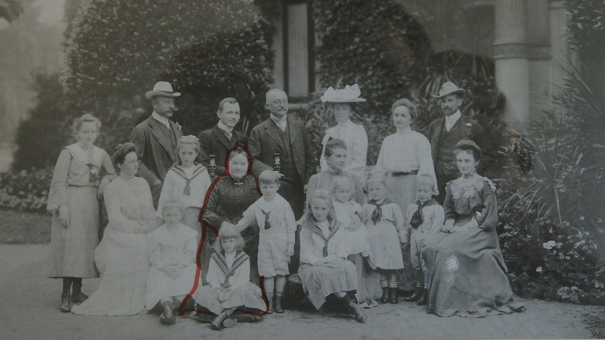 Eine Familie um das Jahr 1900 im Sonntagsstaat.