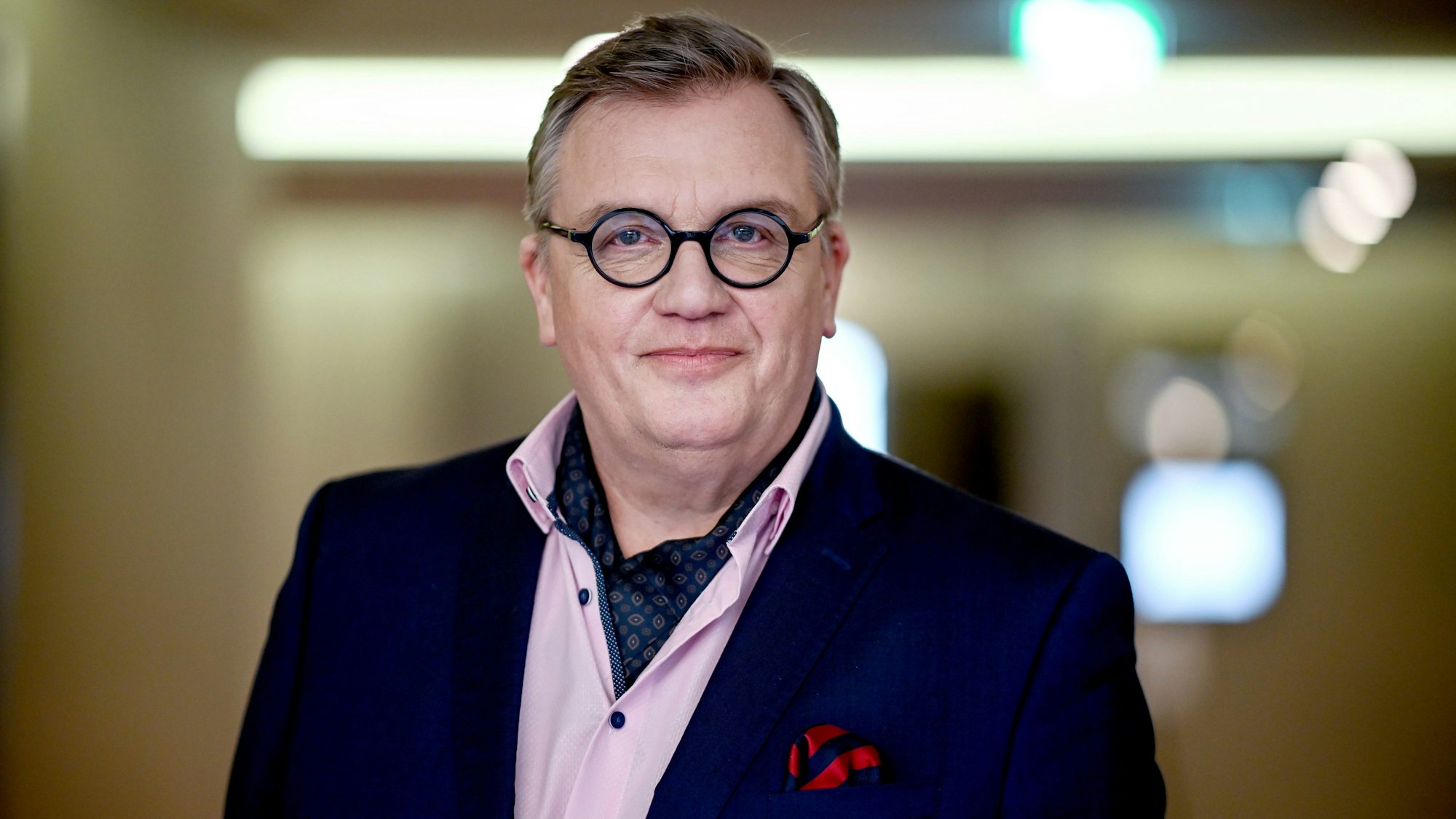 Aggressiv durch Warteschleifen? Hape Kerkeling hat seine eigene Theorie zum gesellschaftlichem Klima.