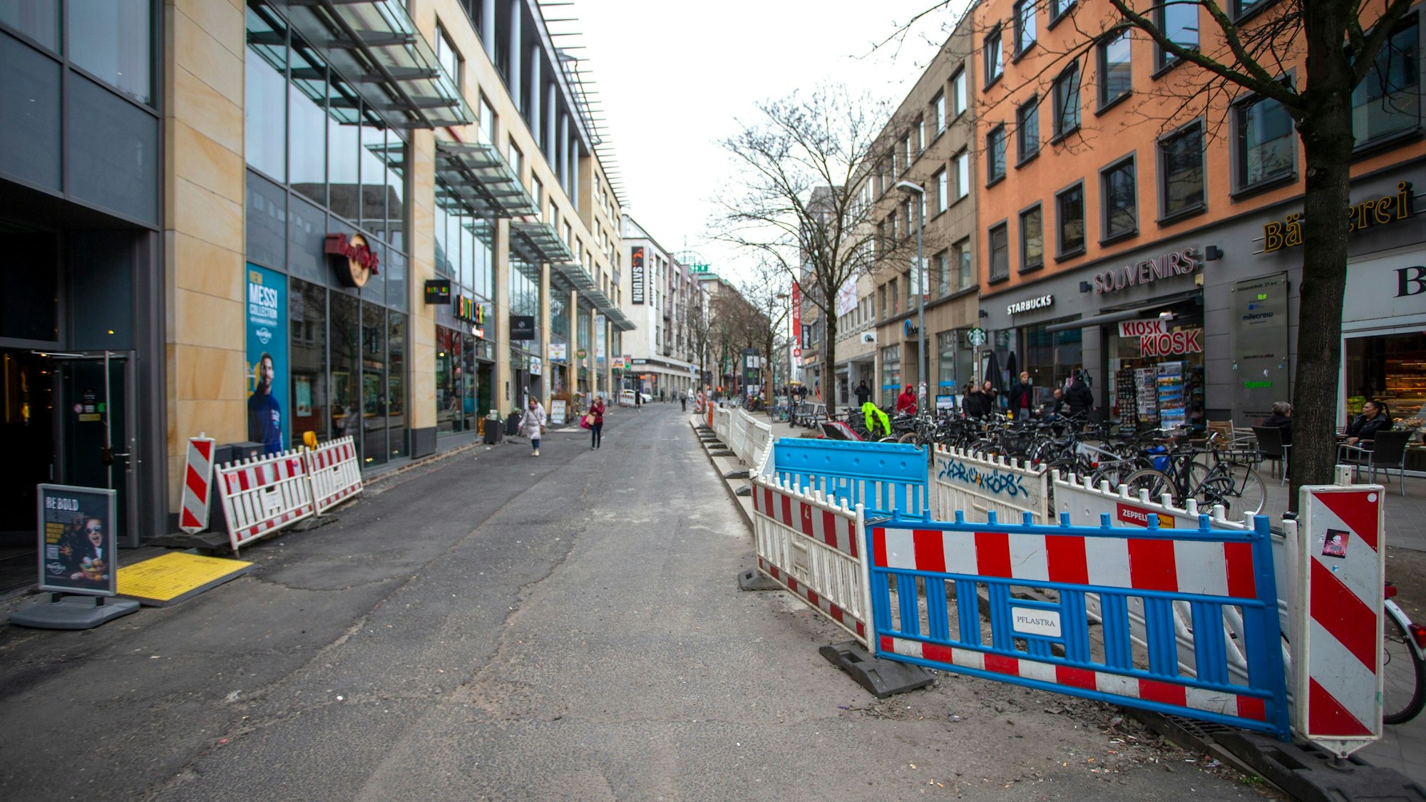 Kein Pflaster, dafür aber befinden sich zahlreiche Absperrungen auf der Gürzenichstraße zwischen Kleine und Große Sandkaul.